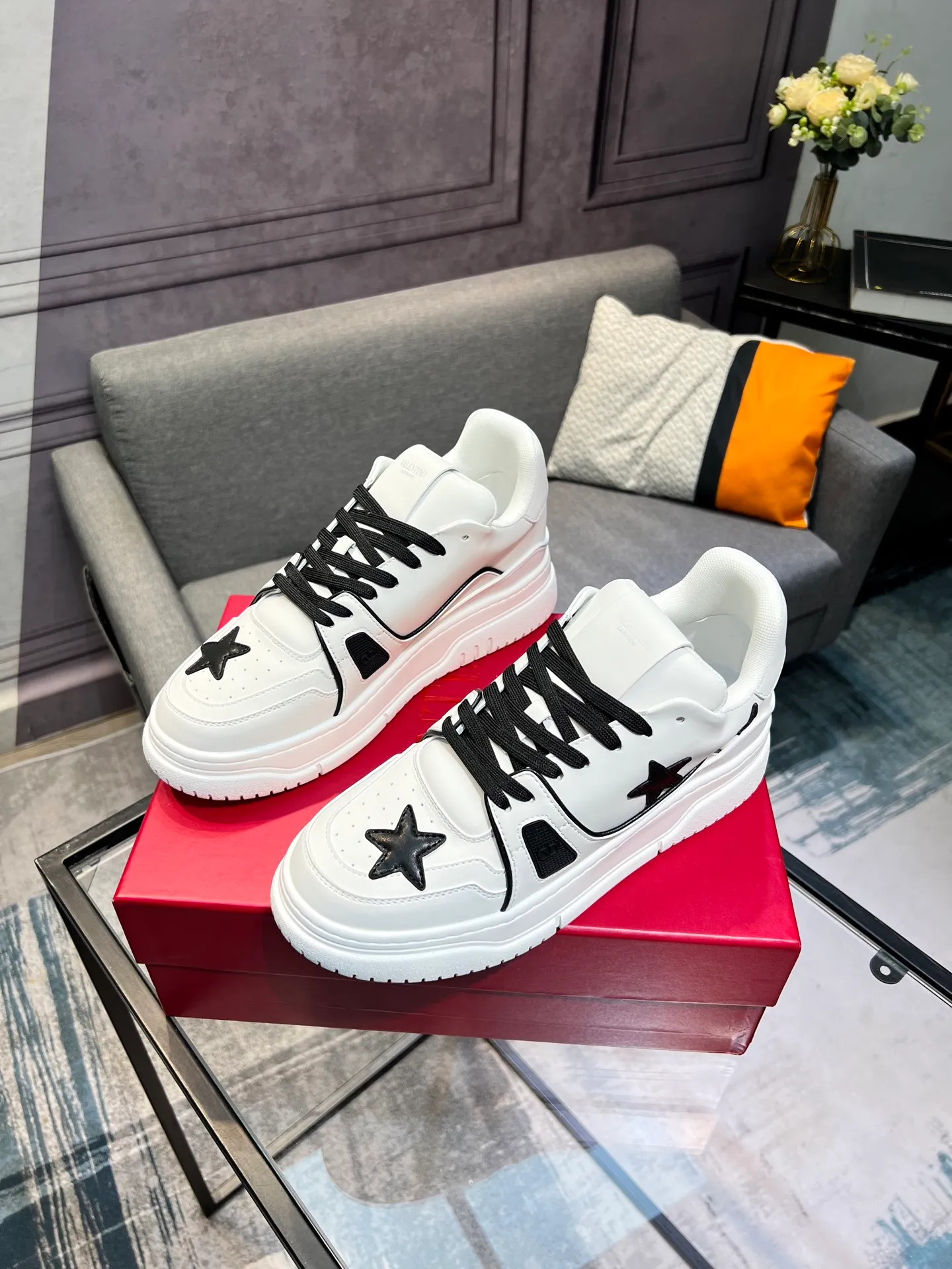 Men's Men's Shoes 💰660 Valentino 2023 early autumn new star shoes are now online! Wang Hedi and Ren Jialun have been worn by many celebrities. Who can refuse the same couple shoes as Wang Hedi! The design of Stars Stab My Heart is cool and spicy. The material of the shoes is cowhide, and every color is beautiful! Size 35-40, men’s size 39-44 (women’s 41, men’s 38, 45🉑️customized)